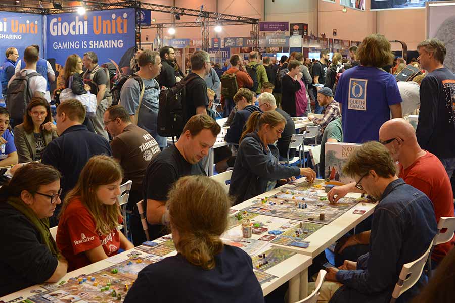 Spiel 24 - Am Donnerstag war es voll in den Hallen wie hier bei Queen Games, Foto Riemi